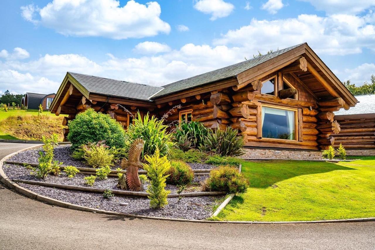 The Log Cabins At The Vu Bathgate Exterior photo